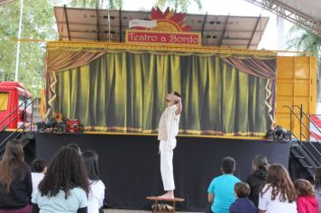 Foto - Espetáculo Caixola Brincante apresentado pelo Teatro a Bordo