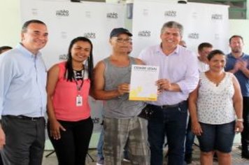 Foto - Entrega de Títulos de Regularização Fundiária