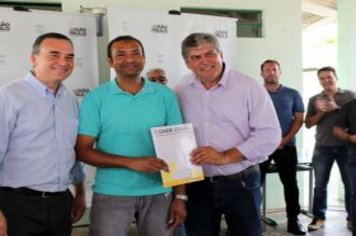 Foto - Entrega de Títulos de Regularização Fundiária