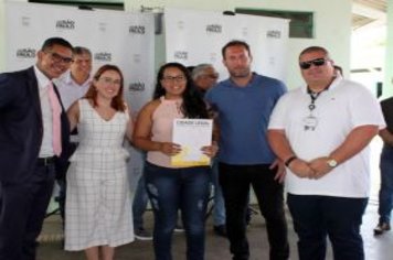 Foto - Entrega de Títulos de Regularização Fundiária