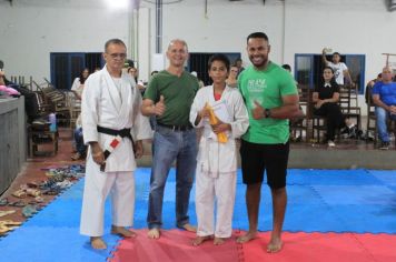 Foto - ESPORTE SANO CAJATI PROMOVE GRADUAÇÃO COM  TROCA DE FAIXAS E DOAÇÃO DE KIMONOS PARA ATLETAS INICIANTES