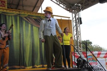 Foto - Espetáculo Caixola Brincante apresentado pelo Teatro a Bordo