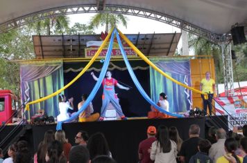 Foto - Espetáculo Caixola Brincante apresentado pelo Teatro a Bordo