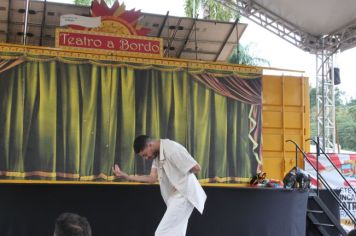 Foto - Espetáculo Caixola Brincante apresentado pelo Teatro a Bordo