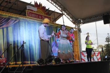 Foto - Espetáculo Caixola Brincante apresentado pelo Teatro a Bordo