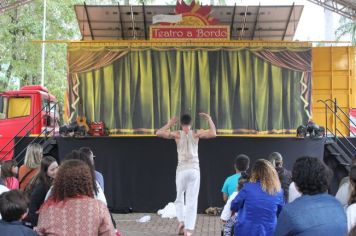 Foto - Espetáculo Caixola Brincante apresentado pelo Teatro a Bordo