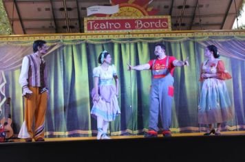 Foto - Espetáculo Caixola Brincante apresentado pelo Teatro a Bordo