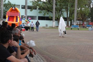 Foto - Espetáculo Caixola Brincante apresentado pelo Teatro a Bordo