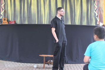 Foto - Espetáculo Caixola Brincante apresentado pelo Teatro a Bordo