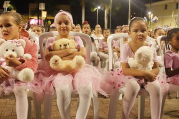 Foto - Cajati comemora o Dia Internacional da Dança apresentando um espetáculo na Praça da Bíblia