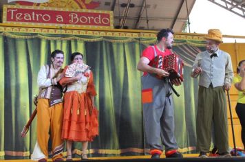 Foto - Espetáculo Caixola Brincante apresentado pelo Teatro a Bordo