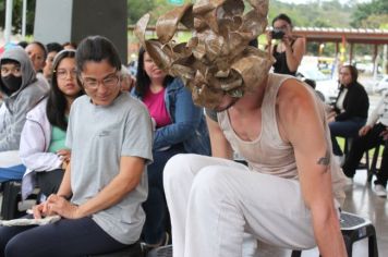 Foto - Espetáculo Caixola Brincante apresentado pelo Teatro a Bordo