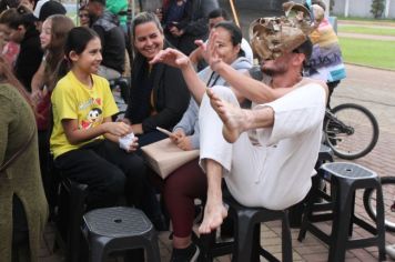 Foto - Espetáculo Caixola Brincante apresentado pelo Teatro a Bordo