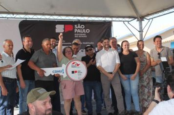 Foto - Inauguração do Empreendimento Cajati D- 65 casas e entrega de 280 títulos de Regularização Fundiária