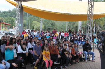 Foto - Espetáculo Caixola Brincante apresentado pelo Teatro a Bordo