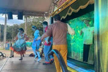 Foto - Espetáculo Caixola Brincante apresentado pelo Teatro a Bordo