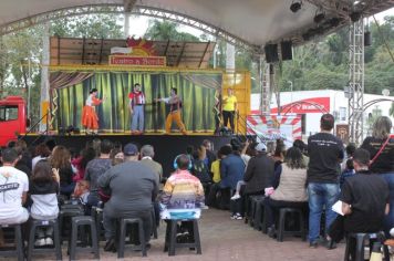 Foto - Espetáculo Caixola Brincante apresentado pelo Teatro a Bordo