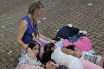 Foto - Espetáculo Caixola Brincante apresentado pelo Teatro a Bordo