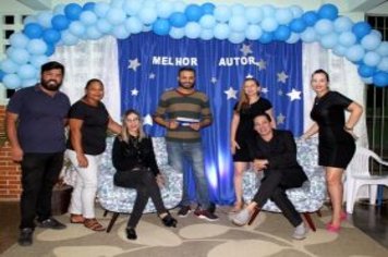 Foto - Noite de Autógrafos com Alunos Escritores