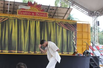 Foto - Espetáculo Caixola Brincante apresentado pelo Teatro a Bordo