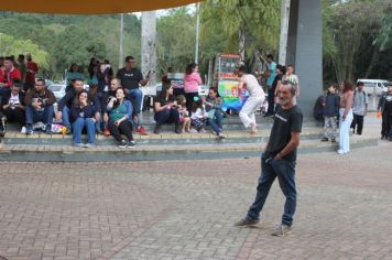 Foto - Espetáculo Caixola Brincante apresentado pelo Teatro a Bordo