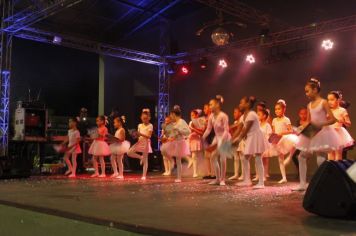 Foto - Cajati comemora o Dia Internacional da Dança apresentando um espetáculo na Praça da Bíblia