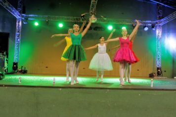 Foto - Cajati comemora o Dia Internacional da Dança apresentando um espetáculo na Praça da Bíblia