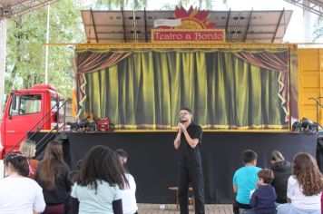 Foto - Espetáculo Caixola Brincante apresentado pelo Teatro a Bordo