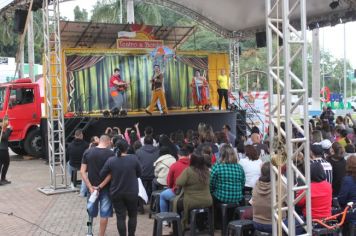 Foto - Espetáculo Caixola Brincante apresentado pelo Teatro a Bordo