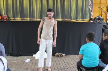 Foto - Espetáculo Caixola Brincante apresentado pelo Teatro a Bordo