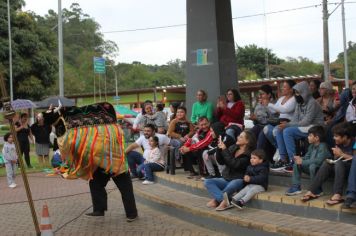 Foto - Espetáculo Caixola Brincante apresentado pelo Teatro a Bordo