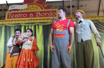 Foto - Espetáculo Caixola Brincante apresentado pelo Teatro a Bordo