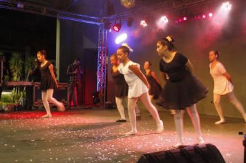 Foto - Cajati comemora o Dia Internacional da Dança apresentando um espetáculo na Praça da Bíblia