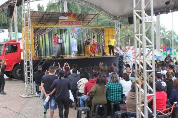 Foto - Espetáculo Caixola Brincante apresentado pelo Teatro a Bordo