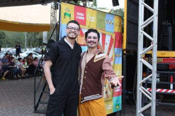 Foto - Espetáculo Caixola Brincante apresentado pelo Teatro a Bordo