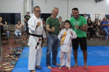 Foto - ESPORTE SANO CAJATI PROMOVE GRADUAÇÃO COM  TROCA DE FAIXAS E DOAÇÃO DE KIMONOS PARA ATLETAS INICIANTES