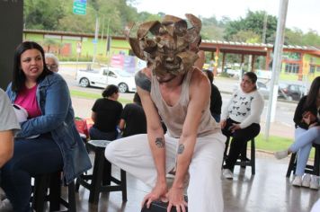 Foto - Espetáculo Caixola Brincante apresentado pelo Teatro a Bordo