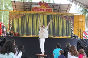 Foto - Espetáculo Caixola Brincante apresentado pelo Teatro a Bordo