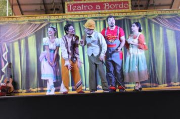 Foto - Espetáculo Caixola Brincante apresentado pelo Teatro a Bordo