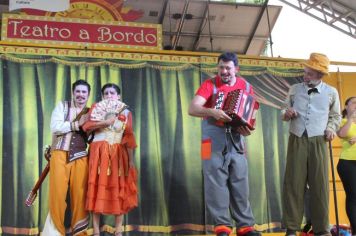 Foto - Espetáculo Caixola Brincante apresentado pelo Teatro a Bordo