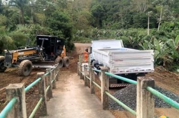 Prefeitura de Cajati realiza melhorias na estrada e ponte do bairro Manoel Gomes