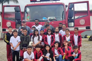 Alunos do 5º ano de Cajati visitam o Corpo de Bombeiros e a Polícia Militar de Registro