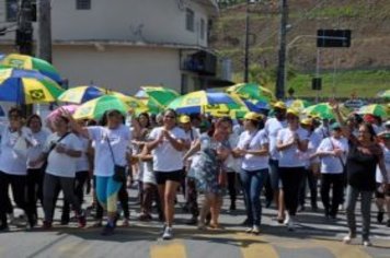 Idosos marcam presença na caminhada em homenagem ao seu dia