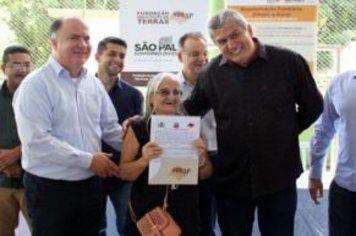 Prefeitura de Cajati entrega 455 títulos de regularização fundiária do bairro Parafuso