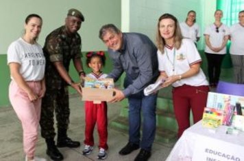 Prefeitura de Cajati entrega kits escolares para os alunos da rede municipal 