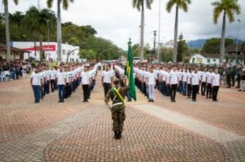 Mais de 200 jovens participaram do Juramento à Bandeira em Cajati