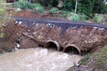 Prefeitura de Cajati faz manutenção em córrego que liga o município à Jacupiranga 