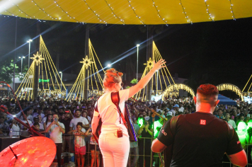O show da virada em Cajati foi ao som da alegria contagiante da sanfoneira Bia Socek.