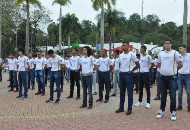 Cerimônia de Juramento à Bandeira tem presença marcante de público