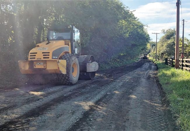 Serviços Municipais realiza consertos na estrada do Barro Branco neste feriado